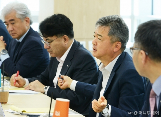 이인호 한국무역보험공사 사장(왼쪽에서 3번째)이 25일 대전 서구 대전무역회관에서 대전·충청지역 중소기업 등과 수출활력 제고를 위한 간담회를 하고 있다./사진제공=무보