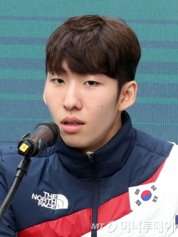 대한민국 남자 쇼트트랙 대표팀 임효준이 지난해 2월23일 오전 강원도 강릉 올림픽파크 내 코리아하우스에서 열린 '2018 평창동계올림픽' 기자회견에서 인사말을 하고 있다./사진=김창현 기자