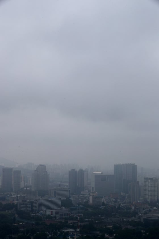 본격적인 장마가 시작된 26일 오후 남산에서 바라본 서울도심 하늘에 비구름이 가득하다.2018.6.26/뉴스1
