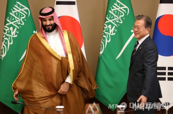 문재인 대통령이 26일 청와대 본관에서 무함마드 빈 살만 빈 압둘 아지즈 알-사우드(무함마드 빈 살만) 사우디아라비아 왕세자와 확대 회담을 하고 있다. /사진=뉴시스