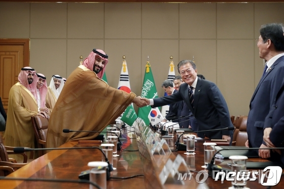 문재인 대통령이 26일 청와대 본관에서 무함마드 빈 살만 빈 압둘 아지즈 알-사우드 사우디아라비아 왕세자와 회담에 앞서 악수하고 있다. (청와대 제공) /뉴스1