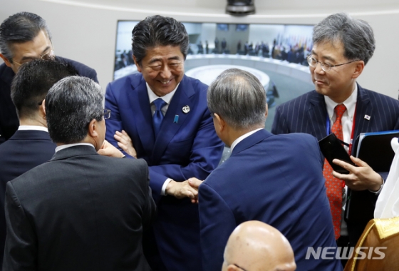 【오사카(일본)=뉴시스】박진희 기자 = 문재인 대통령이 29일 오사카 국제컨벤션센터 인텍스 오사카에서  '불평등해소 및 포용적이고 지속가능한 세계 실현'를 주제로 열린 G20 정상회의 세 번째 세션 시작에 앞서 아베 신조 일본 총리와 인사하고 있다. 2019.06.29.     pak7130@newsis.com