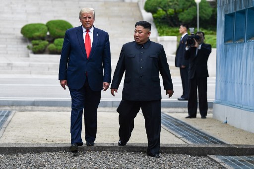 30일 오후 판문점 군사분계선(MDL)에서 트럼프 대통령이 김정은 북한 국무위원장의 안내에 따라 분계선을 넘어 북측 땅을 잠시 밟았다가 다시 남측으로 넘어오고 있다. 현직 미국 대통령이 북한의 땅을 밟은 것은 이날이 처음이다./사진=AFP