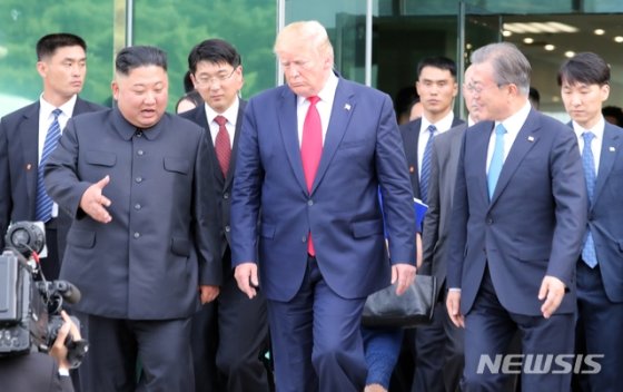 【파주=뉴시스】박진희 기자 = 문재인 대통령과 김정은 북한 국무위원장, 도널드 트럼프 미국 대통령이 30일 경기 파주 판문점 자유의 집에서 회담을 마친 뒤 대화를 나누며 나오고 있다. 2019.06.30. pak7130@newsis.com