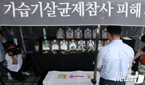 가습기살균제참사 피해자가 지난 5월24일 서울 여의도 옥시레킷벤키저 앞 시민분향소에서 '가습기살균제참사 피해 사망자 추모 시민분향소 철수 추모예배 및 진상규명과 책임자 처벌 촉구' 기자회견을 마치고 헌화를 하고 있다./사진=뉴스1
