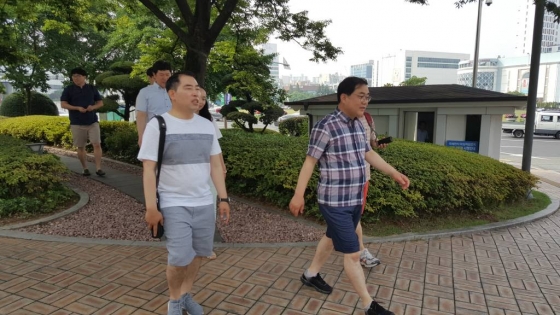 허성무 경남 창원시장이 3일 무더운 여름철에 반바지를 입고 출근할 수 있는 '프리패션데이' 시행에 맞춰 반바지를 입고 걸어서 시청에 출근하고 있다. 2019.07.03. /사진=뉴시스