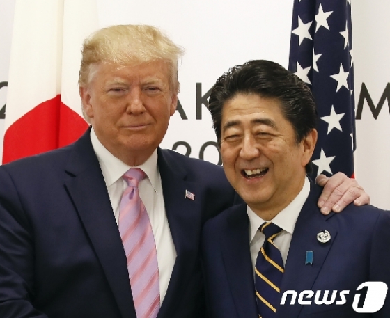 도널드 트럼프 미국 대통령과 아베 신조 일본 총리. © AFP=뉴스1