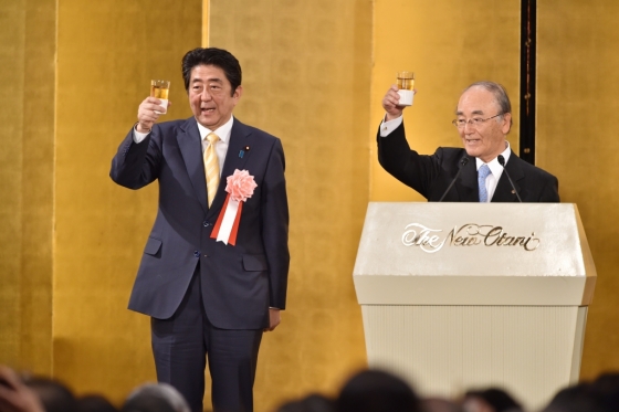 아베 신조 일본 총리(좌)와 미무라 아키오 일본상공회의소 회장(우) /사진=AFP