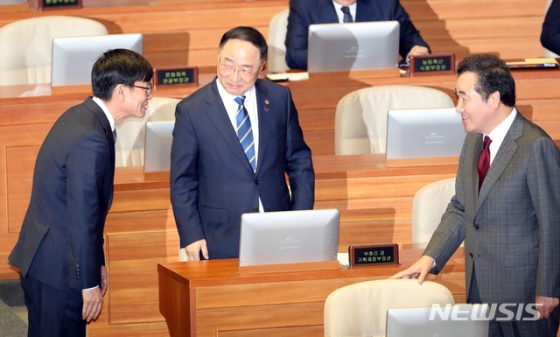 【서울=뉴시스】박영태 기자 = 21일 서울 영등포구 여의도 국회에서 열린 제367회국회(임시회) 제7차 본회의 대정부질문에서 이낙연 총리, 홍남기 경제부총리, 김상조 공정거래위원장이 이야기를 나누고 있다. 2019.03.21. since1999@newsis.com