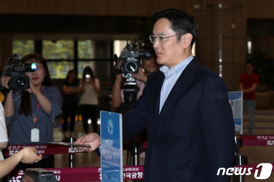 이재용 삼성전자 부회장이 7일 오후 일본 출장을 위해 김포국제공항에서 출국장을 지나고 있다. /사진=뉴스1