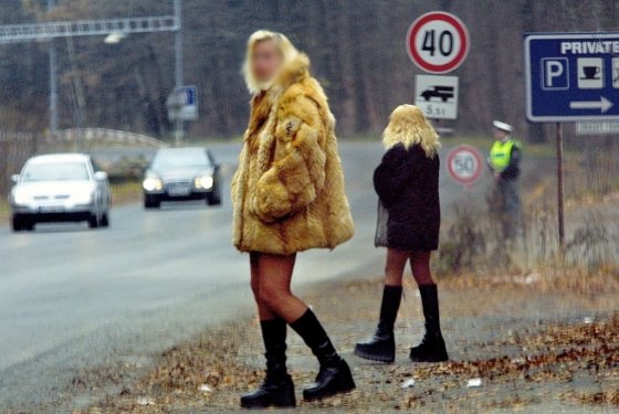 2002년 11월, 두명의 체코 여성이 독일과 체코 국경선 근처에서 길거리 성매매 중 손님을 찾고 있다. /사진=AFP