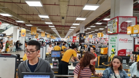 ���� 10�� 30�� �̸�Ʈ ������ �� ����� ����� �Ϸ��� ��ٸ��� �ִ� �մԵ�� ��� �� �ִ�. /����=������ ����  