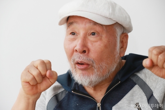 전국민 CM송부터 태교 음반까지 다양한 영역에서 활동해온, 올해 75세인 가수 김도향이 생애 마지막 음반 '인사이드'를 낸다. 그는