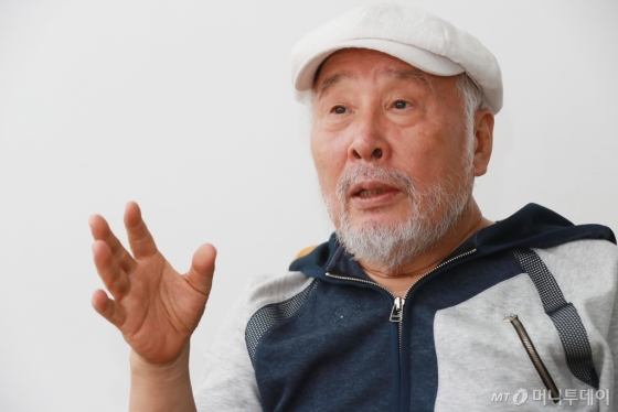 가수 김도향은 나이 들수록 쓸쓸해지지만, 그럴수록 행복할 수 있다는 역설의 논리로 이번 음반을 만들었다. 실버들을 향한 선물 같은 음반인 셈이다. /사진=이동훈 기자<br>
