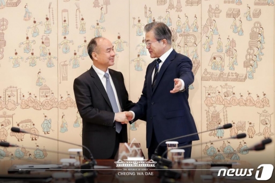 문재인 대통령이 4일 오후 청와대에서 손정의 일본 소프트뱅크 그룹 회장을 만나 악수한 후 자리를 안내하고 있다. (청와대 페이스북) 2019.7.4/뉴스1 <저작권자 © 뉴스1코리아, 무단전재 및 재배포 금지>