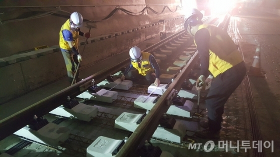 한국철도시설공단이 근로자 임금을 삭감하지 않고 발주자가 정한 금액 이상을 의무적으로 지급하는 적정임금제 시범사업을 실시한다. 사진은 원주~제천 복선전철 궤도공사 모습. /사진=한국철도시설공단