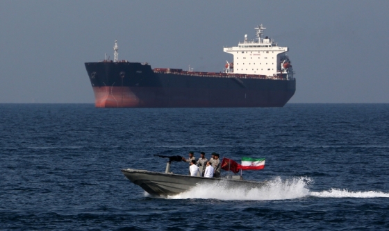 이란 소형 군 쾌속정이 호르무즈 해협을 지나고 있다. 이 해협에는 매달 유조선 1000여 척이 항해한다. /사진=AFP