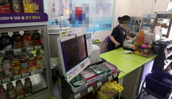 서울의 한 편의점에서 알바생이 근무를 하고 있다. / 사진=뉴시스