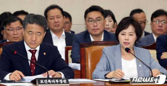 이의경 식품의약안전처장이 12일 서울 여의도 국회에서 열린 보건복지위원회 전체회의에서 의원 질의에 답변하고 있다. /사진=뉴스1