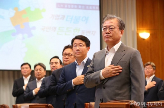 【서울=뉴시스】전신 기자 = 문재인 대통령이 9일 청와대 본관에서 열린 공정경제 성과 보고회의에서 국기에 경례하고 있다. 2019.07.09. photo1006@newsis.com