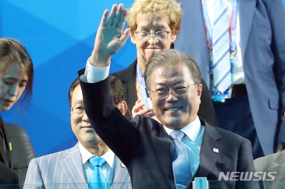 사진= 문재인 대통령이 12일 광주 광산구 광주여대 체육관에서 열린 2019 광주 세계수영선수권대회 개회식에 입장하며 관객들을 향해 손 흔들어 인사하고 있다. 【광주=뉴시스】전신 기자 =2019.07.12. photo1006@newsis.com