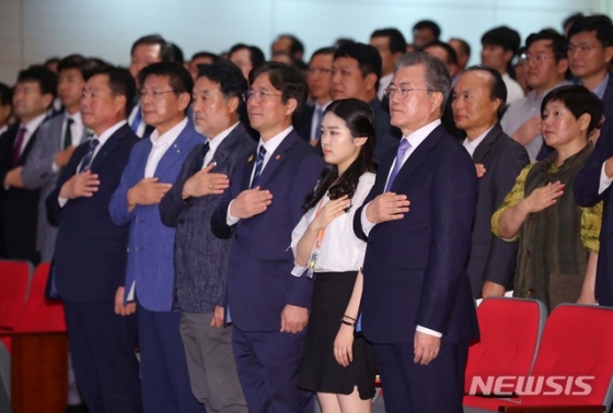 【무안=뉴시스】전신 기자 = 문재인 대통령이 12일 전남 무안군 전남도청에서 열린 전남 블루이코노미 경제비전 선포식에서 국기에 경례하고 있다. 2019.07.12. photo1006@newsis.com