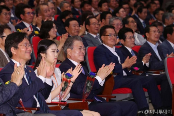 【무안=뉴시스】전신 기자 = 문재인 대통령이 12일 전남 무안군 전남도청에서 열린 전남 블루이코노미 경제비전 선포식에서 김영록 지사의 전남 블루이코노미 경제비전 발표에 박수 보내고 있다. 2019.07.12. photo1006@newsis.com