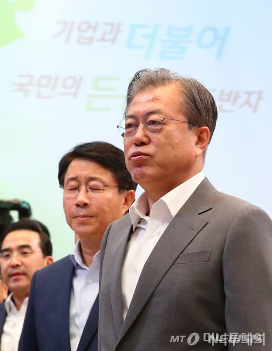 【서울=뉴시스】전신 기자 = 문재인 대통령이 9일 청와대 본관에서 열린 공정경제 성과 보고회의에서 국민의례를 위해 자리에서 일어서고 있다. 2019.07.09. photo1006@newsis.com