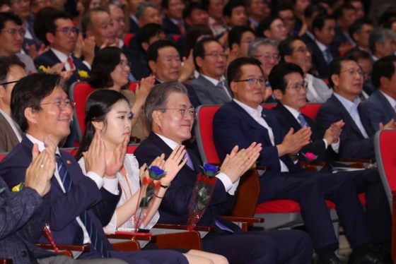【무안=뉴시스】전신 기자 = 문재인 대통령이 12일 전남 무안군 전남도청에서 열린 전남 블루이코노미 경제비전 선포식에서 김영록 지사의 전남 블루이코노미 경제비전 발표에 박수 보내고 있다. 2019.07.12. photo1006@newsis.com