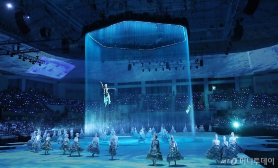12일 오후 광주 광산구 광주여대 유니버시아드 체육관에서 진행된 '2019 광주세계수영선수권대회' 개회식에서 문화공연이 펼쳐지고 있다. / 사진=김휘선 기자 hwijpg@