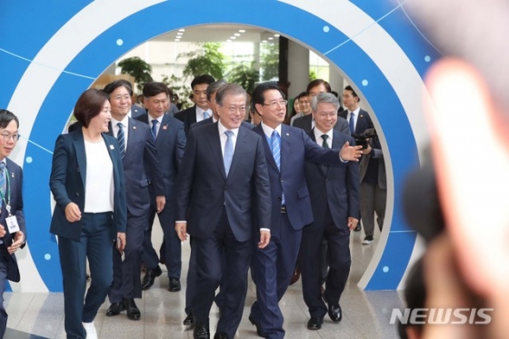【무안=뉴시스】전신 기자 = 문재인 대통령이 12일 전남 무안군 전남도청에서 열린 전남 블루이코노미 경제비전 선포식에 앞서 홍보부스를 둘러보고 있다. 2019.07.12. photo1006@newsis.com