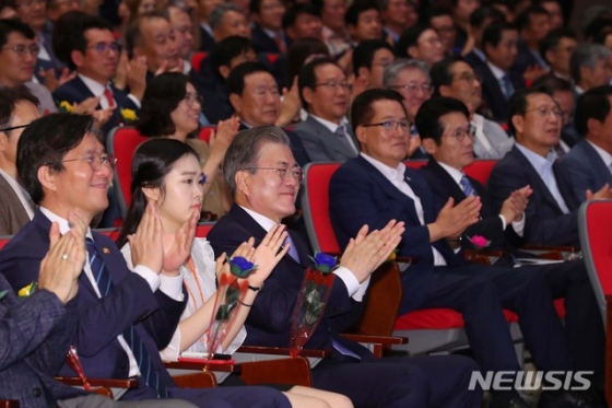 【무안=뉴시스】전신 기자 = 문재인 대통령이 12일 전남 무안군 전남도청에서 열린 전남 블루이코노미 경제비전 선포식에서 김영록 지사의 전남 블루이코노미 경제비전 발표에 박수 보내고 있다. 2019.07.12. photo1006@newsis.com