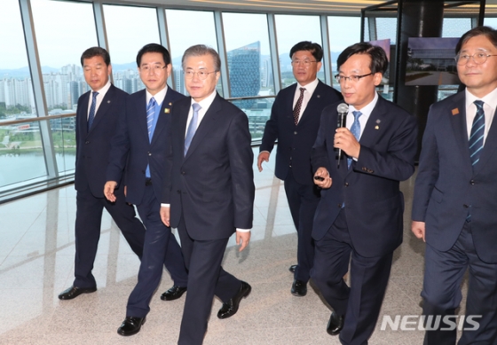 【나주=뉴시스】전신 기자 = 문재인 대통령이 12일 전남 나주 빛가람 전망대를 방문해 혁신도시 관련 브리핑을 듣고 있다. 2019.07.12. photo1006@newsis.com