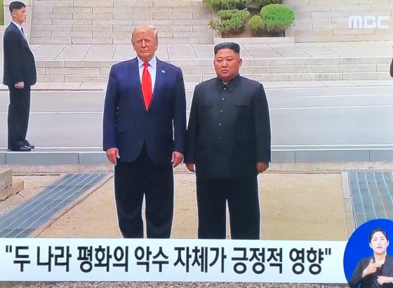 도널드 트럼프 미국 대통령과 김정은 북한 국무위원장이 30일 오후 판문점 북측에서 기념촬영을 한 뒤 남측으로 내려오고  있다. /MBC 화면캡쳐 