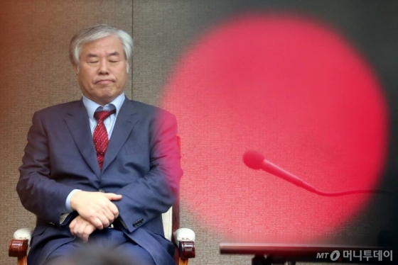 &#160;대통령 하야를 주장한 한국기독교총연합회 대표회장 전광훈 목사가 지난달 11일 오후 서울 중구 프레스센터에서 열린 '대한민국 어디로 가고 있는가?' 기자회견에서 생각에 잠겨있다. / 사진=이기범 기자 leekb@