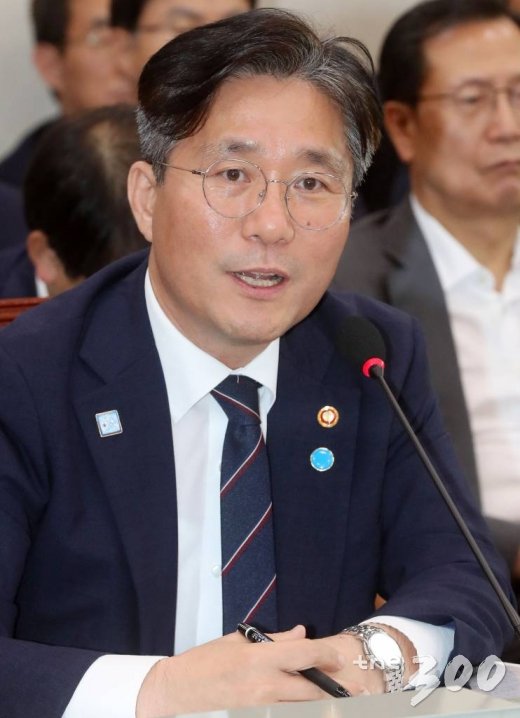 성윤모 산업통상자원부 장관이 15일 오후 서울 여의도 국회 산업통상자원중소벤처기업위원회 전체회의에서 답변하고 있다. / 사진=홍봉진 기자 honggga@