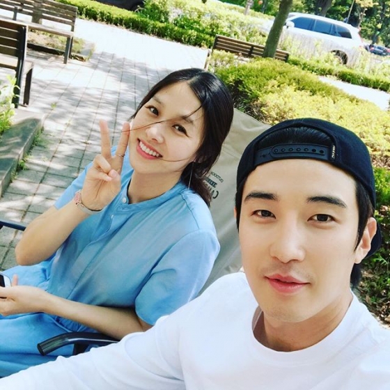 장신영(왼쪽)·강경준 부부./사진=강경준 인스타그램