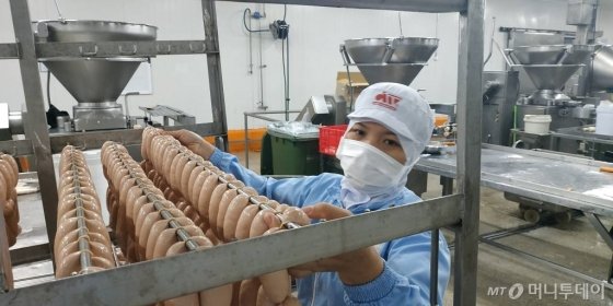 베트남 하노이에 위치한 대상 '득비엣푸드' 공장에서 직원들이 제품을 만들고 있다. / 사진제공=득비엣푸드