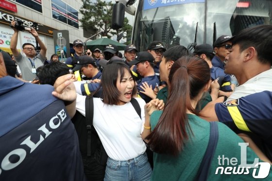 (서울=뉴스1) 박세연 기자 = 한국대학생진보연합 소속 대학생들이 9일 오후 서울 중구 신일빌딩 내 미쯔비시(MHI) 컴프레셔 한국영업소 앞에서 &#034;전범기업 미쯔비시는 전쟁범죄 사죄하라&#034; 며 강제징용에 대한 사과를 요구하며 경찰과 몸싸움을 벌이고 있다.2019.7.9/뉴스1   <저작권자 &#169; 뉴스1코리아, 무단전재 및 재배포 금지>