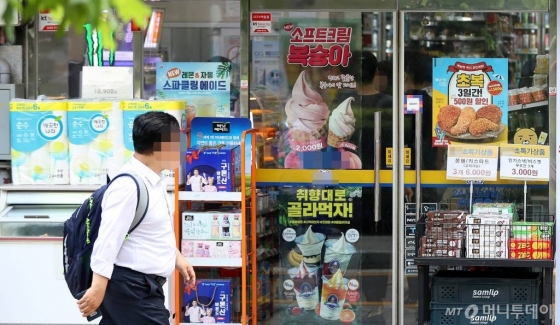 【서울=뉴시스】추상철 기자 =내년 최저임금이 올해보다 2.9% 오른 시간당 8590원으로 확정된 가운데 편의점 가맹점주들은 인건비 부담을 호소하고 있다. 12일 오후 서울의 한 편의점. 2019.07.12. scchoo@newsis.com