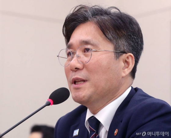 성윤모 산업통상자원부 장관이 15일 오후 서울 여의도 국회 산업통상자원중소벤처기업위원회 전체회의에서 답변하고 있다. / 사진=홍봉진 기자 honggga@