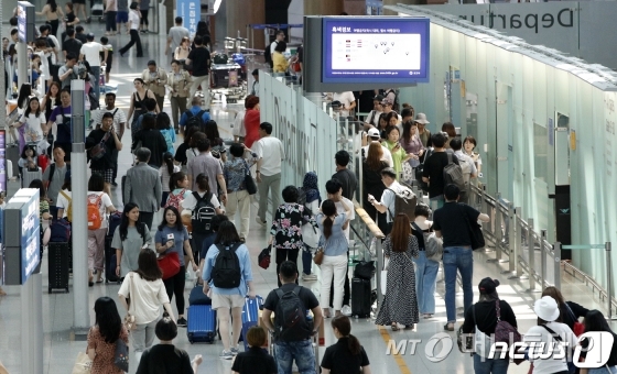 (인천공항=뉴스1) 안은나 기자 = 여름철 성수기 여행 시즌이 시작된 14일 오후 인천국제공항 출국장이 붐비고 있다. 2019.7.14/뉴스1 <저작권자 ⓒ 뉴스1코리아, 무단전재 및 재배포 금지>