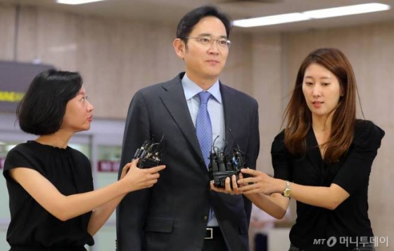 이재용 삼성전자 부회장이 지난 12일 밤 일본의 수출규제 해법 모색을 위한 5박6일간의 일본 출장을 마치고 김포국제공항으로 입국하고 있다. /사진=뉴시스