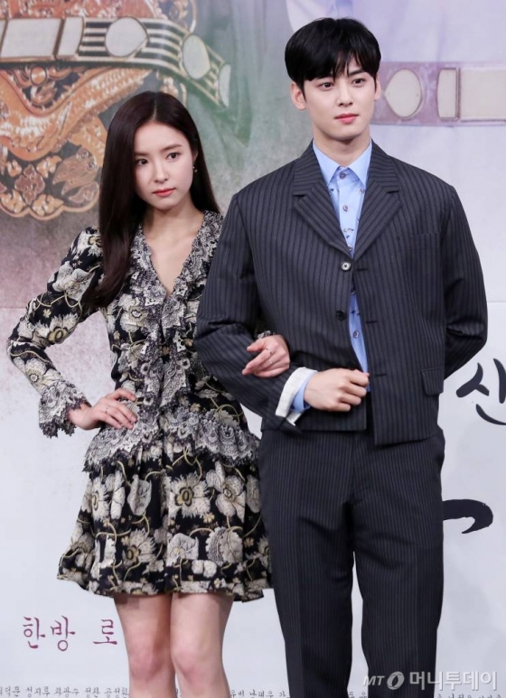 배우 신세경, 차은우가 17일 오후 서울 마포구 상암 MBC에서 진행된 드라마 '신입사관 구해령' 제작발표회에 참석해 포즈를 취하고 있다. / 사진=김휘선 기자 hwijpg@