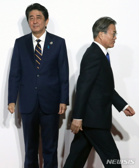 【오사카(일본)=뉴시스】 박진희 기자 = 문재인 대통령이 28일 오전 인텍스 오사카에서 열린 G20 정상회의 공식환영식에서 의장국인 일본 아베 신조 총리와 악수한 뒤 행사장으로 향하고 있다. 2019.06.28. pak7130@newsis.com
