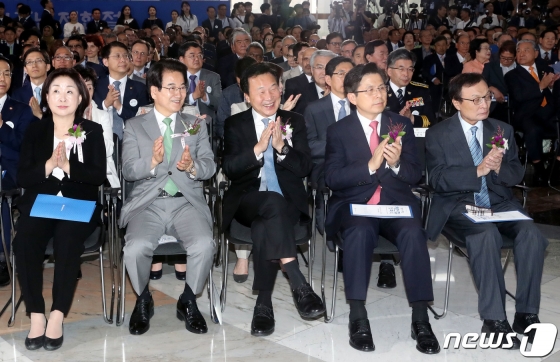 (서울=뉴스1) 김명섭 기자 = 이해찬 더불어민주당 대표(오른쪽부터), 황교안 자유한국당 대표, 손학규 바른미래당 대표, 정동영 민주평화당 대표, 심상정 정의당 대표가 17일 오전 서울 여의도 국회에서 열린 제71주년 제헌절 경축식에서 박수치고 있다. 2019.7.17/뉴스1