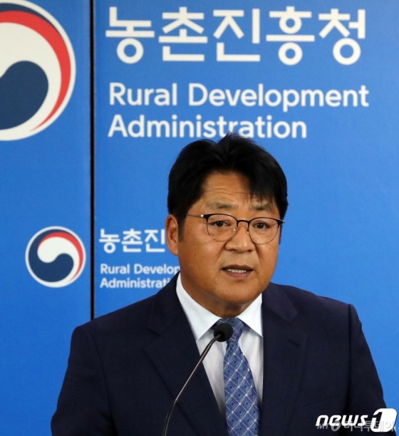 (세종=뉴스1) 장수영 기자 = 이건휘 농촌진흥청 국립농업과학원 농업생물부장 이 17일 정부세종청사 농림축산식품부 기자실에서 '식용곤충 고소애의 암환자 영양상태 개선 및 면역력 향상 효과 확인' 브리핑을 하고 있다. 2019.7.17/뉴스1 <저작권자 © 뉴스1코리아, 무단전재 및 재배포 금지>