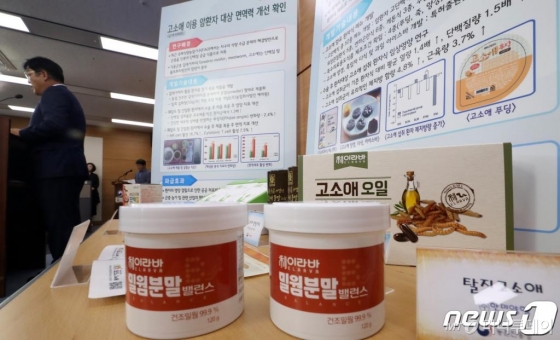 (세종=뉴스1) 장수영 기자 = 이건휘 농촌진흥청 국립농업과학원 농업생물부장 이 17일 정부세종청사 농림축산식품부 기자실에서 '식용곤충 고소애의 암환자 영양상태 개선 및 면역력 향상 효과 확인' 브리핑을 하고 있다. 2019.7.17/뉴스1 <저작권자 © 뉴스1코리아, 무단전재 및 재배포 금지>