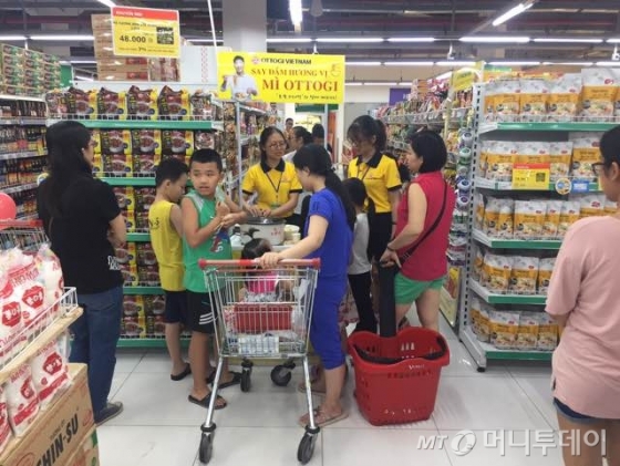 베트남 하노이 시내 한 마트에 마련된 오뚜기 제품 시식 코너에서 사람들이 제품을 맛보고 있다. / 사진제공=오뚜기