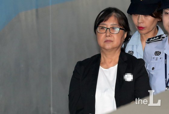 '비선실세' 최순실이 지난해 서울 서초구 서울중앙지방법원에서 열린 직권남용권리행사방해 등 항소심 선고 공판에 출석하고 있다./사진=뉴스1
